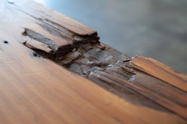 Der er brækket et stykke af min træbordplade,  kan jeg reparere det?