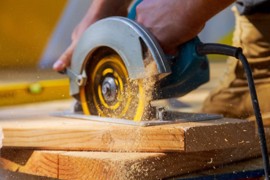 Hvilket værktøj skal bruges til at skære/save i en træbordplade?