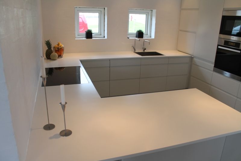 30mm Corian bordplader i U-køkken uden synlige samlinger