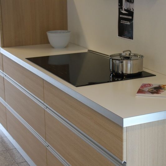 Laminatbordplade med nedfældet kogeplade 