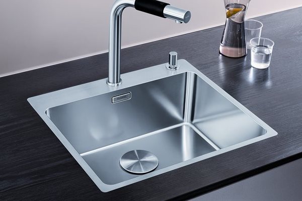 Planlimet vask i træbordplade 