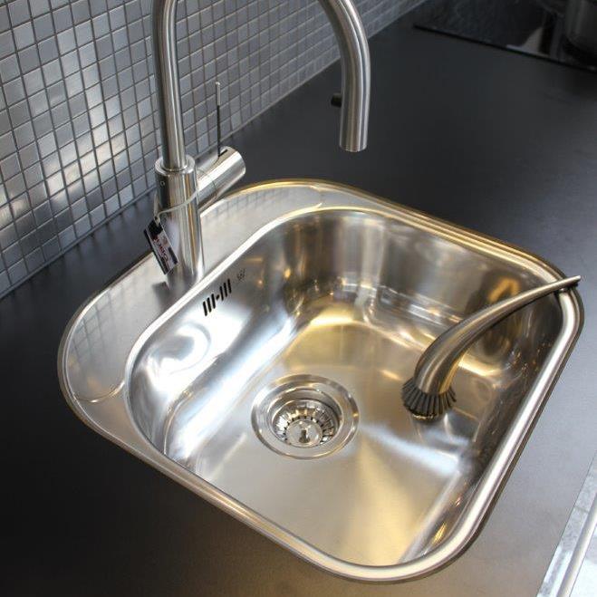 Underfræset vask i kompaktlaminatbordplade 