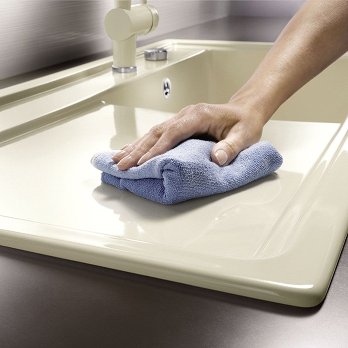 Rengøring af porcelænsvask 