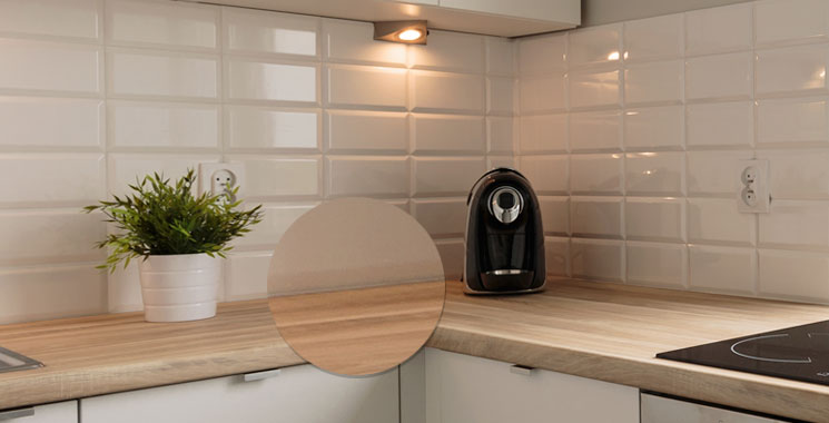 Bordplade med træ-bagkant 